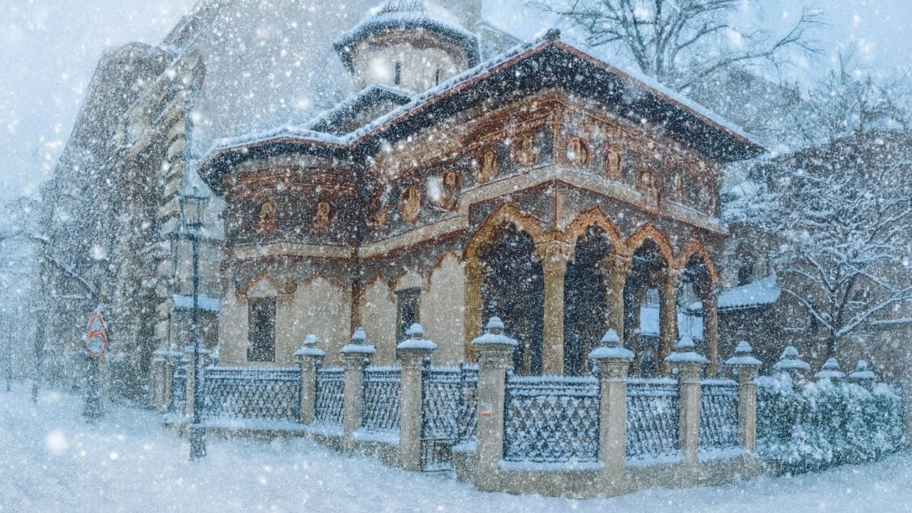 Snow in BUCHAREST Old Town Old City Center ROMANIA Ninge in BUCURESTI Centru Vechi Centru Istoric 4K