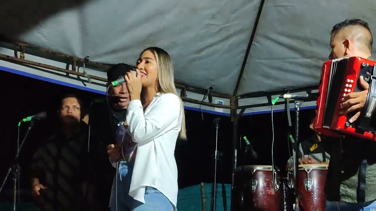 Nieta del POLLO CAUCANO sorprende con su linda voz.