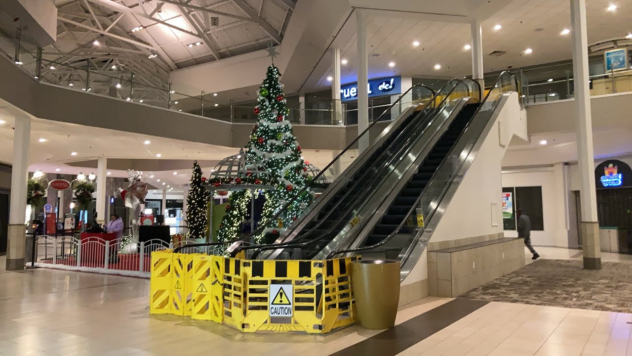 Live at a dead mall on Black Friday (Crystal Mall)