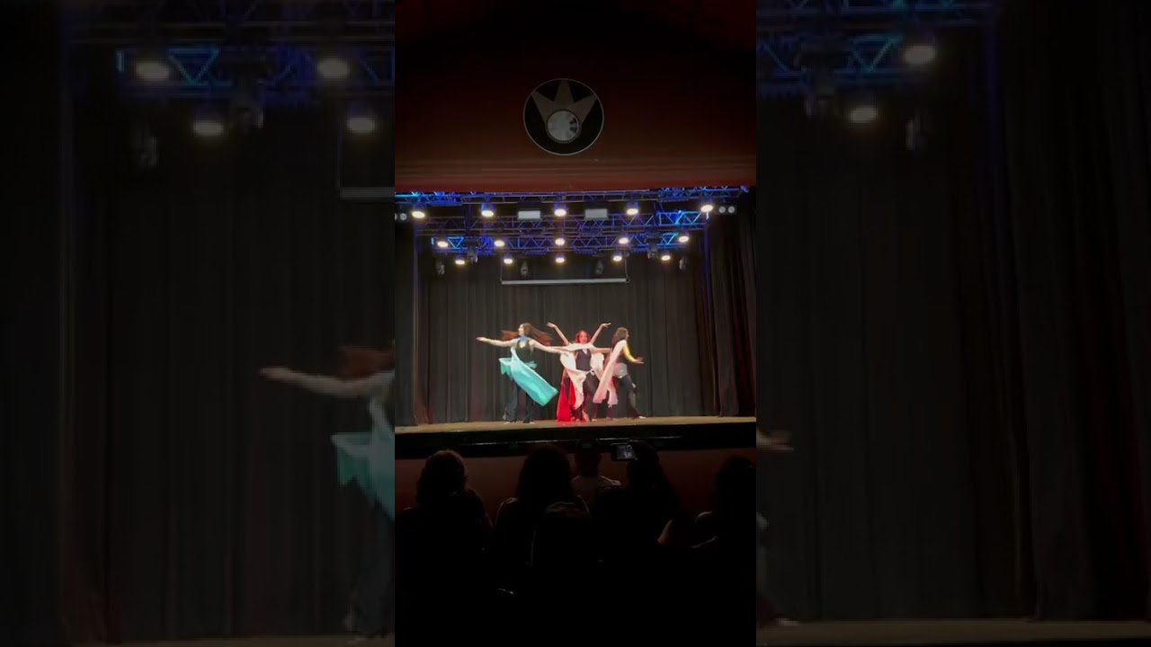 Coreografía de danzas árabes con velo y bastón en muestra anual 2025 