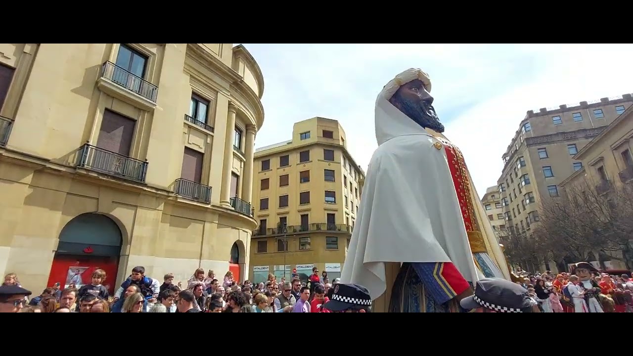 Gigantes de Pamplona llegando al Palacio de Navarra.