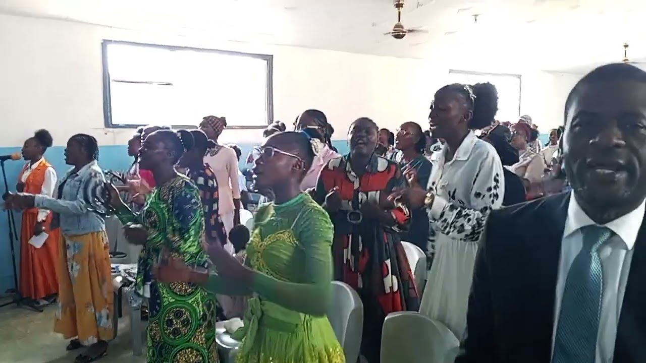 un temps fort de louange à fontaine de vie tabernacle de pointe noire avec le pasteur Donald yengo
