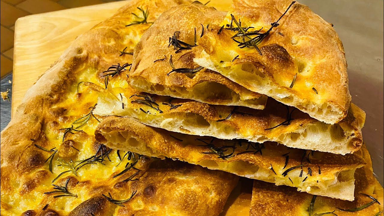 La focaccia più buona del mondo. Leggerissima.Poco lievito lunga maturazione ￼ ￼