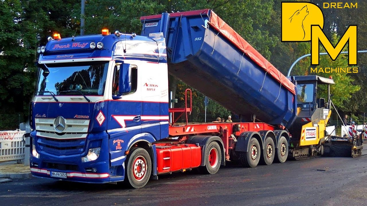 Mercedes Actros Strassenbau Frank Wulff Hamburg füttert Asphaltfertiger von Strabag auf Baustelle