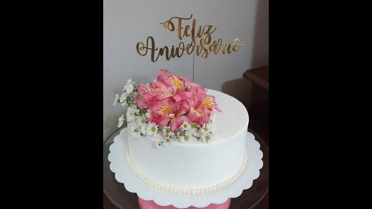 Bolo Com Decoração De Flores Naturais