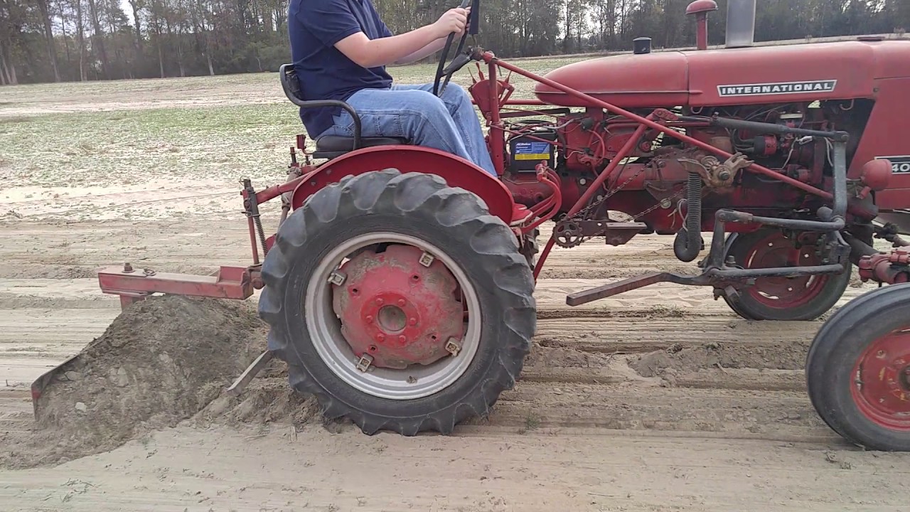 1975 International 140 with scrape blade (Farmall)