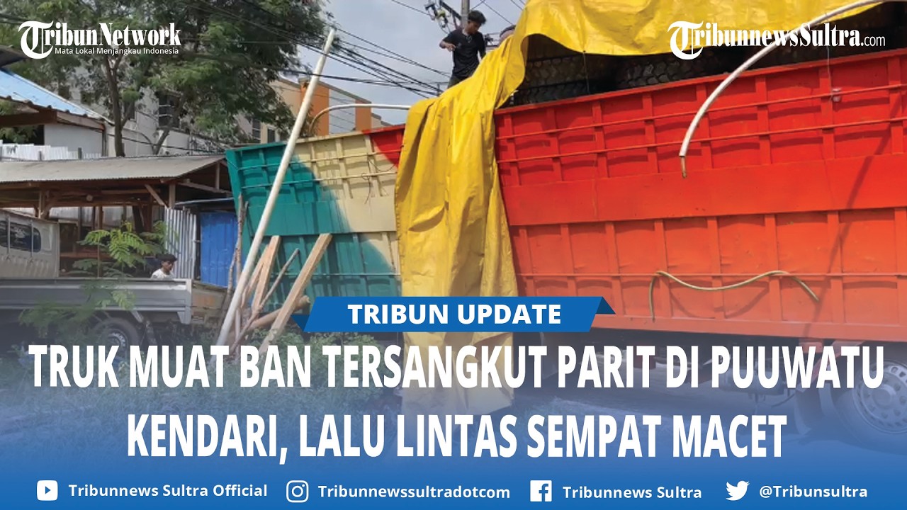 Truk Bermuatan Ban Nyangkut di Parit Sebabkan Kemacetan di Punggolaka Kendari Sulawesi Tenggara