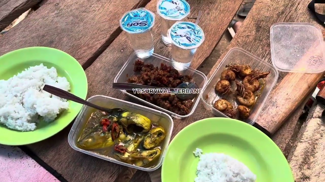 2 hari memotong kayu sambil bikin papan pondok dan memasak makanan sederhana enak