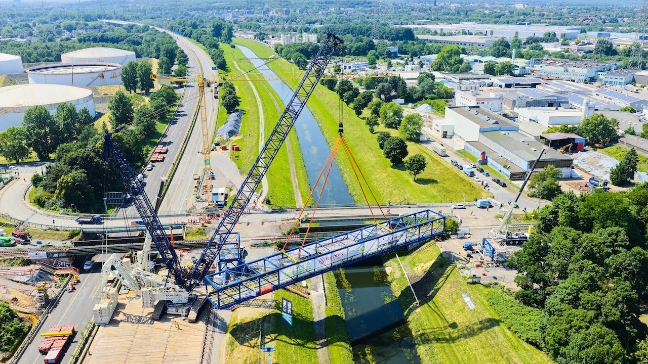 WASEL 1.000 Tonner Raupenkrane bei Montagen von Rohrbrücken auf A42 in Bottrop