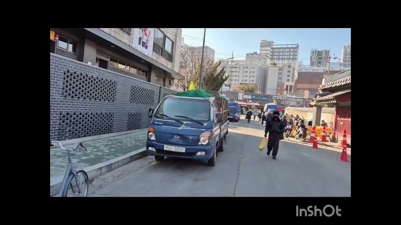 동관묘에서동관묘.관우의 사당은서울의 벼룩시장 한복판에 있었다.