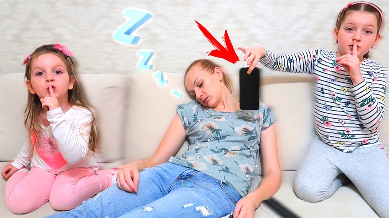 Mama a Adormit Sofia si Sara i-au luat telefonul