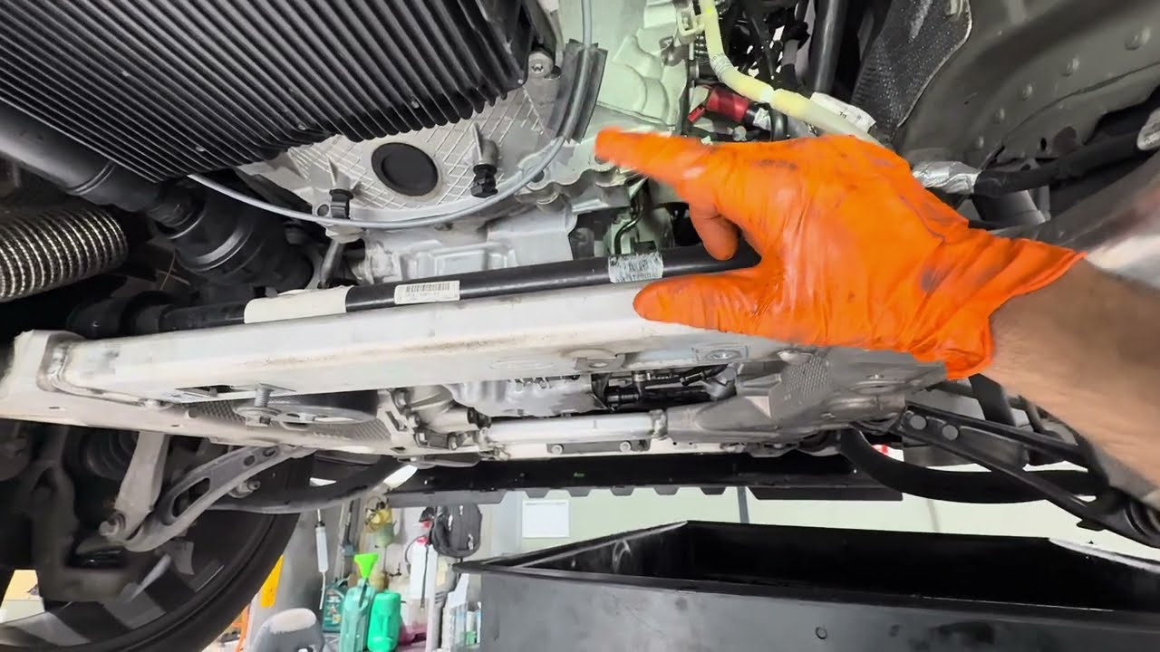 All 3.0 Range rover/ range rover sports/ Discovery/ Oil level sensor and oil pan replacement. (Urdu)