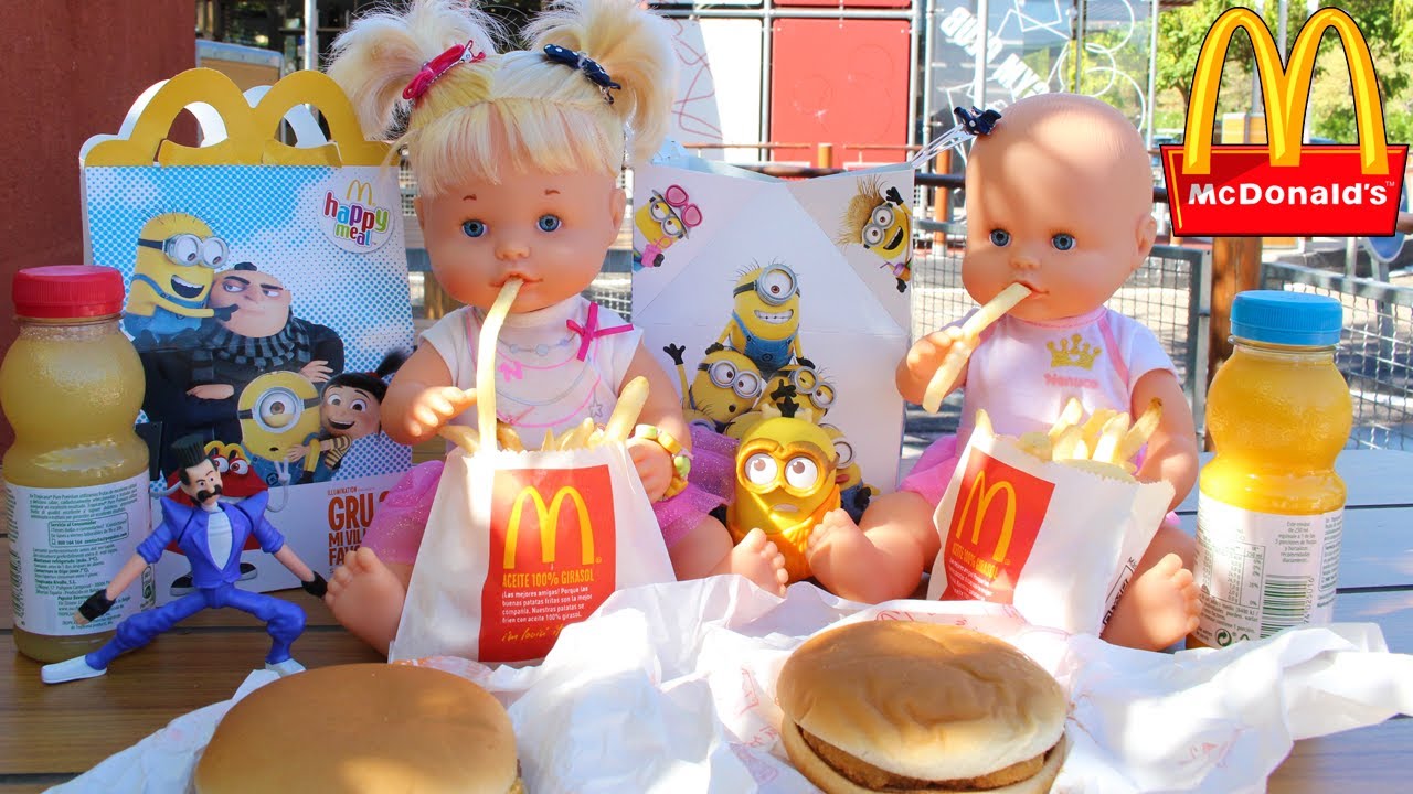 BEBÉS Nenuco Hermanitas Traviesas CARRERA de Coche y Moto - MERIENDAN hamburguesas