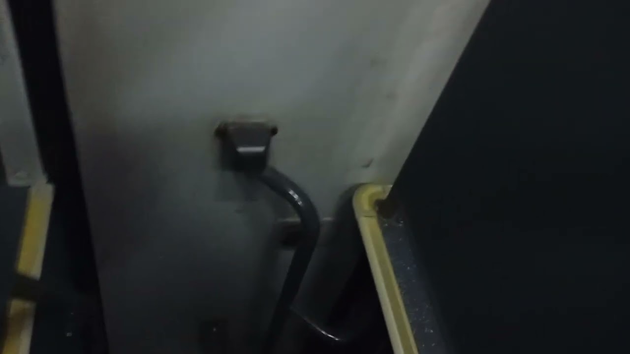 ירידה מהייגר הפנדן הירוק הבין עירוני של קו 260 מהרצליה לראש העין בתחנה האחרונה בית העלמין ראש העין 