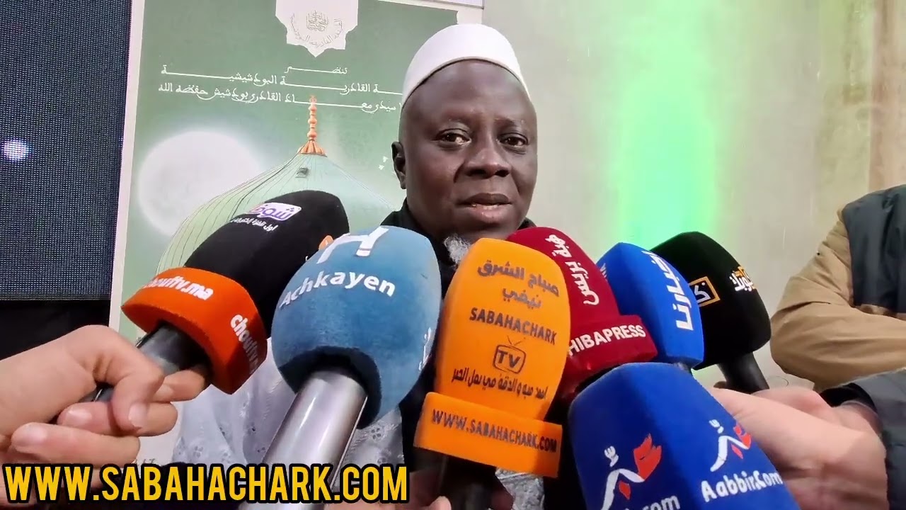 محمود توري من دولة غامبيا يعبّر عن تأثره بدعوة شيخ الزاوية بودشيشية معاذ خلال إحياء ليلة القدر بمداغ