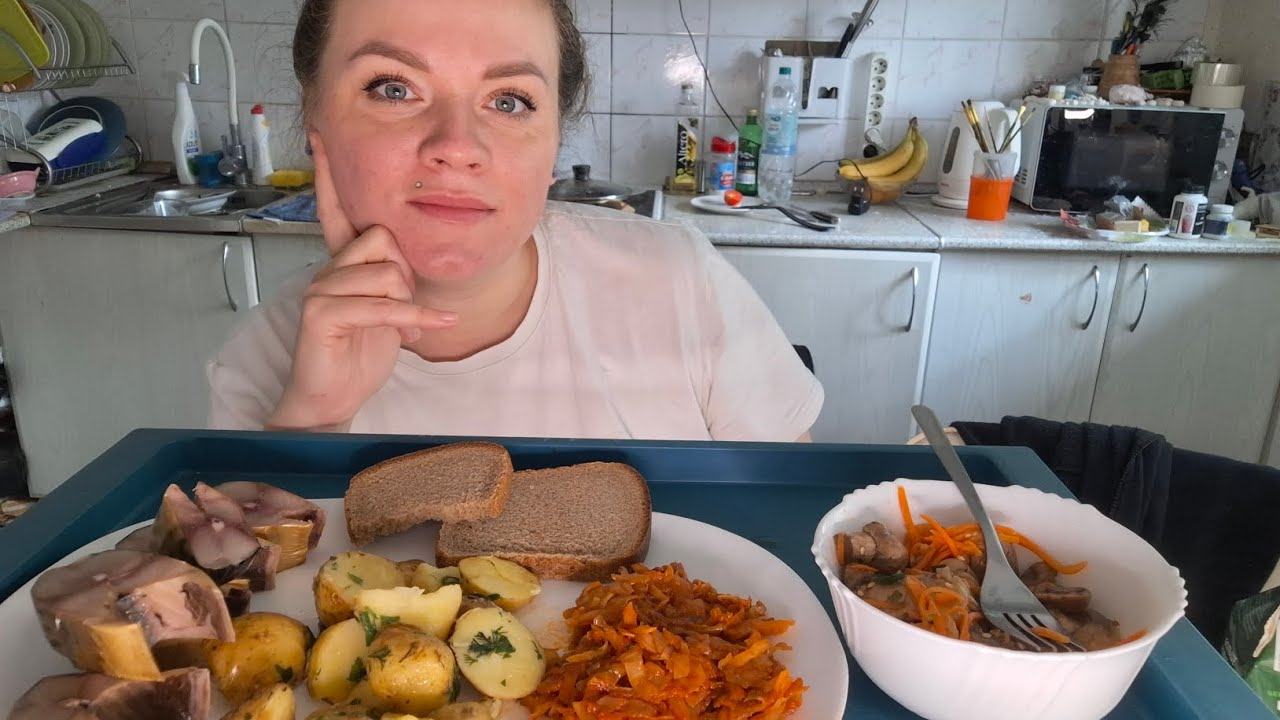 Мукбанг Скумбрия с картошечкой, грибочки и тушёная капуста| Пошлите поболтаем и поедим #Мукбанг