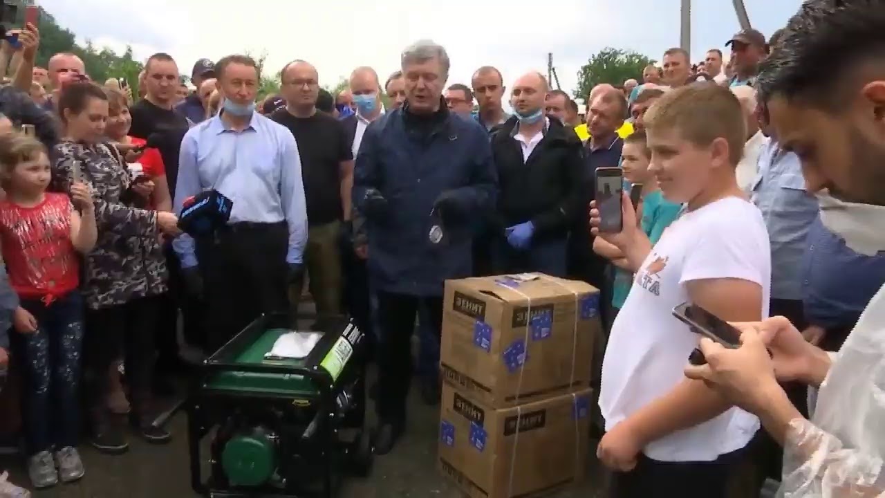 Петро Порошенко привіз на Прикарпаття допомогу постраждалим від повені