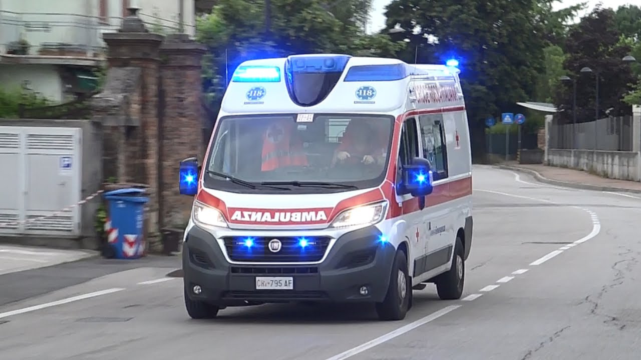 Ambulanza Croce Rossa Italiana Spresiano in emergenza - Italian ambulance responding code 3