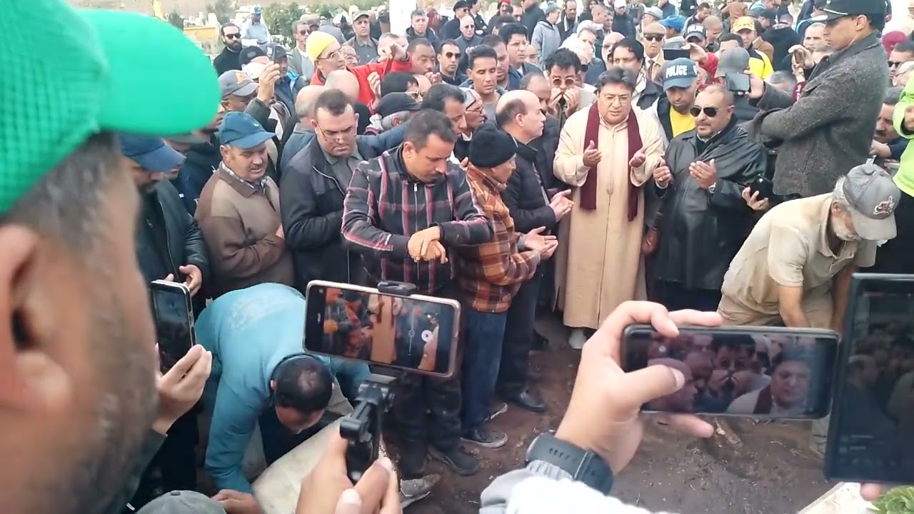 حضور بعض الفنانين تشجيع جنازة محمد الخلفي من بينهم سعيد الناصري ومحمد الخياري البقاء أللهم اغفر له