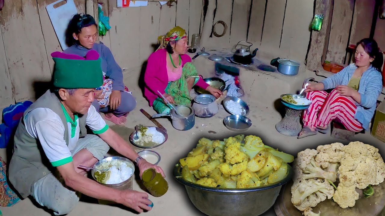 Cauliflower and Potato Mix recipe cooking & eating in Village kitchen || Aalu Kauli || Gobi Gravy
