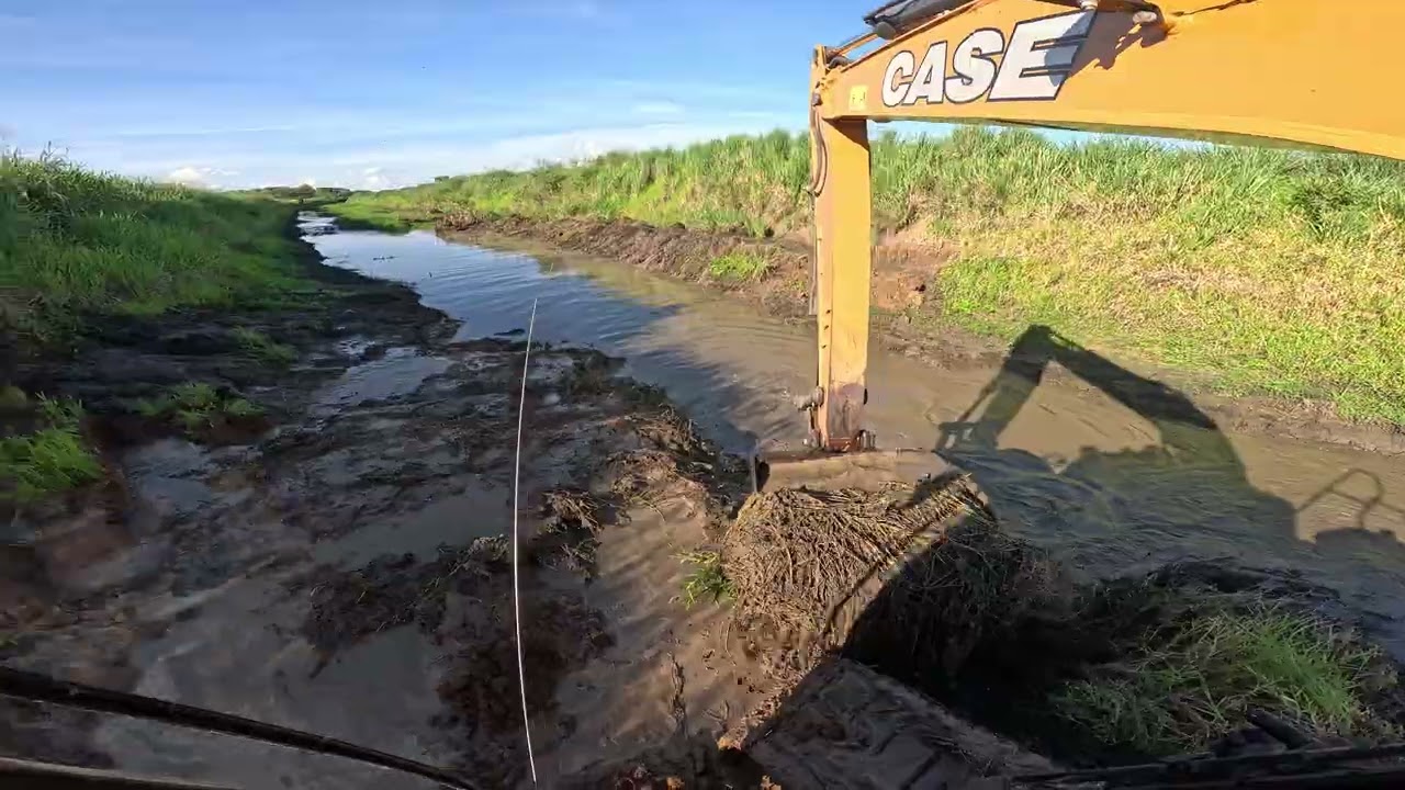 Saindo de dentro do RIO💦 com a Escavadeira hidráulica 