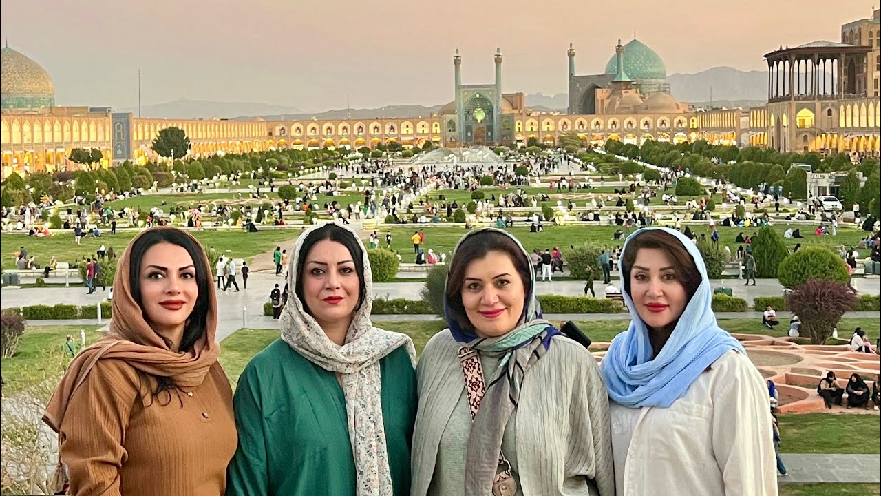 گشت و گزار و کافه گردی با دوستان در میدان نقش جهان(میدان امام) اصفهان،بزرگترین میدان