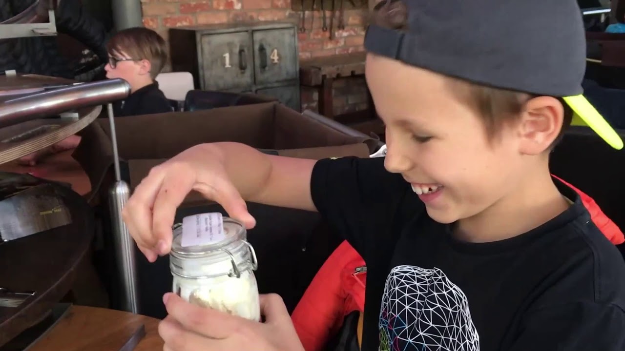 EUROPAPARK RUST 2018. Im Loopingrestaurant FoodLoop mit Mister Mek. Gewinnt er ein Spielzeug?