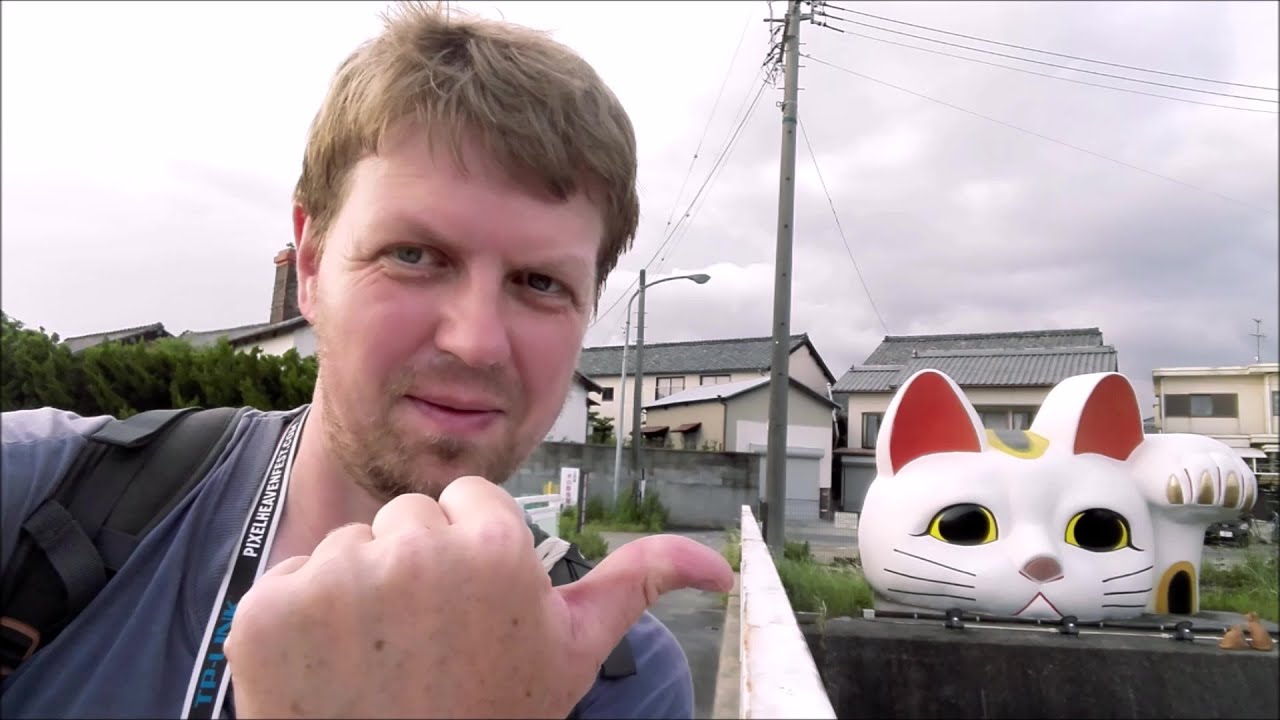 Tokoname - city of cats (and pottery) 2/2 - Tokonyan Giant Maneki-Neko, side streets - Aichi, Japan