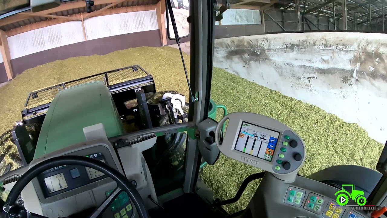 FENDT 714 au silo de maïs 2021