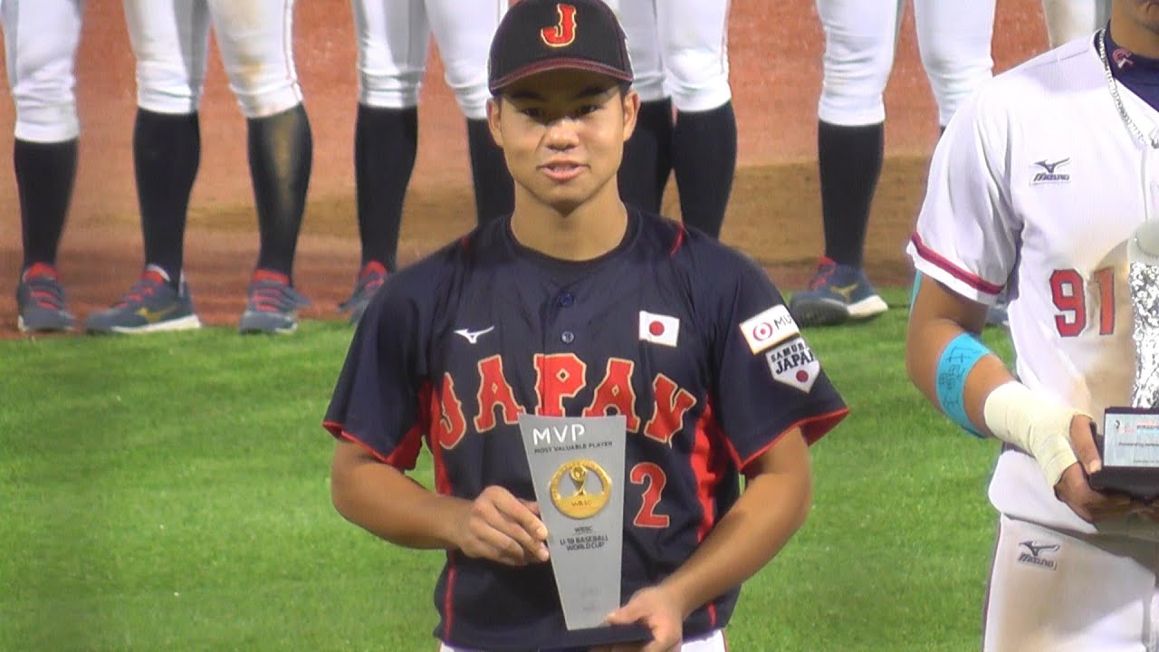 【U18W杯】4冠で表彰が多すぎてトロフィーが持てない緒方漣