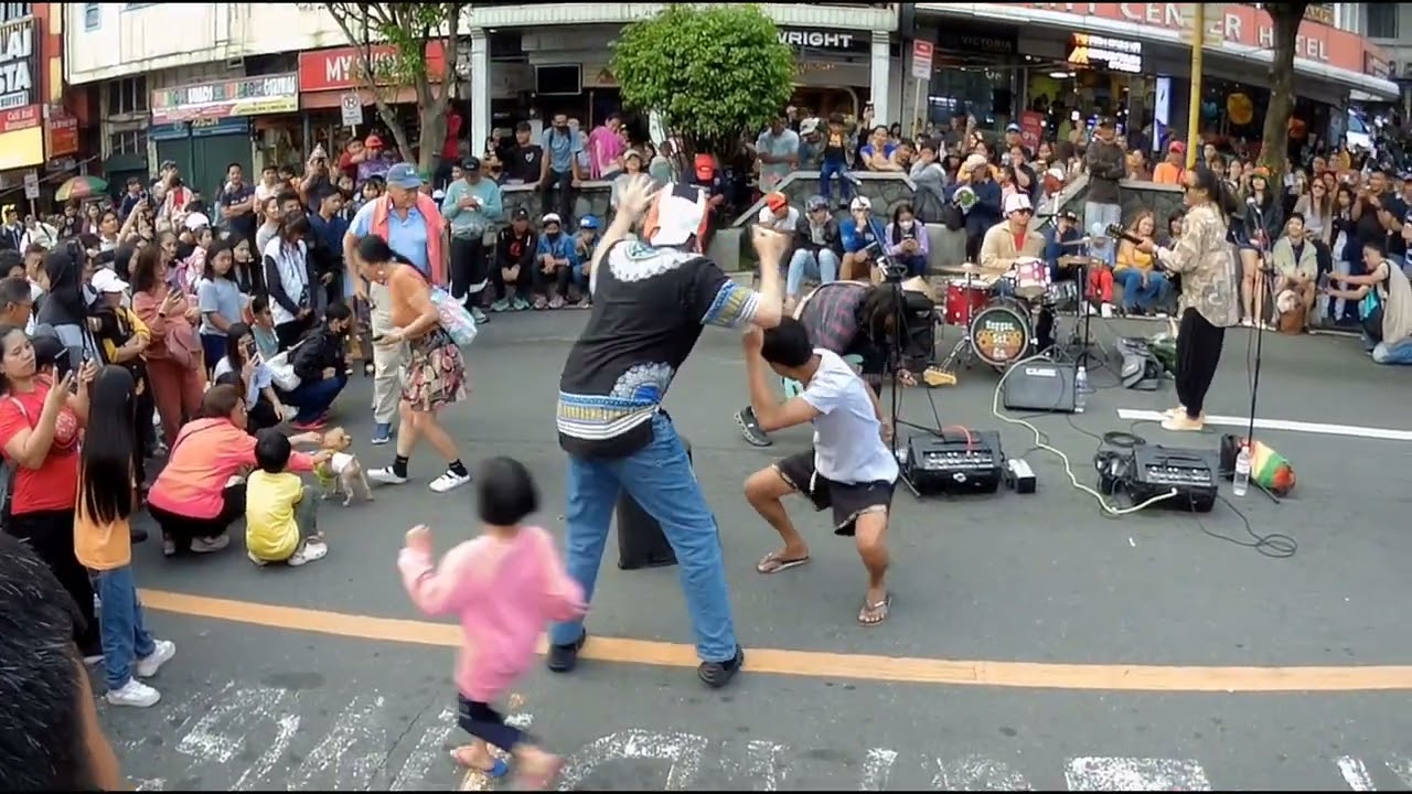 Hello guys! This PWD was Overwhelmed by the Music.the Reggae Set Go Band, Session Road Baguio City🇵🇭