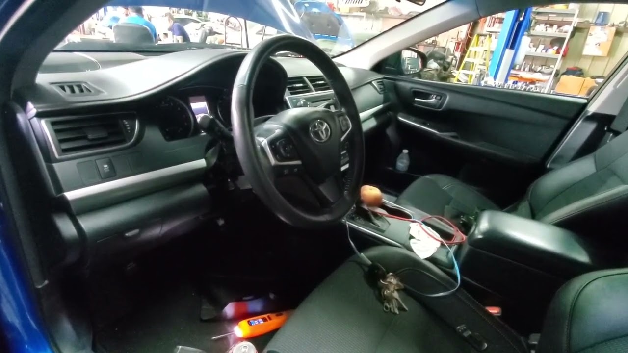 Пример использования Toyota Camry 2017 года выпуска. Автомобиль не глохнет при вынутом ключе из з...