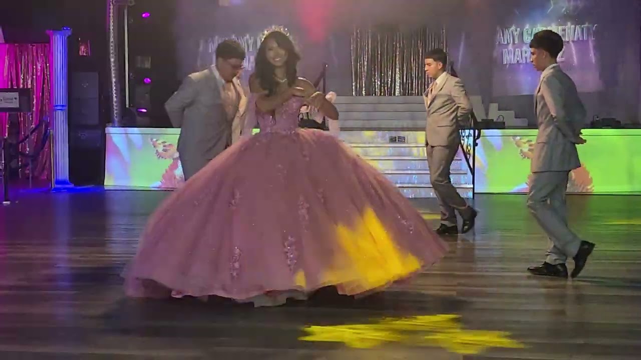 Miguel Andres Quince's   Melany  tiempo de Vals Chayanne  solo chambelanes   mejor calida q cantidad