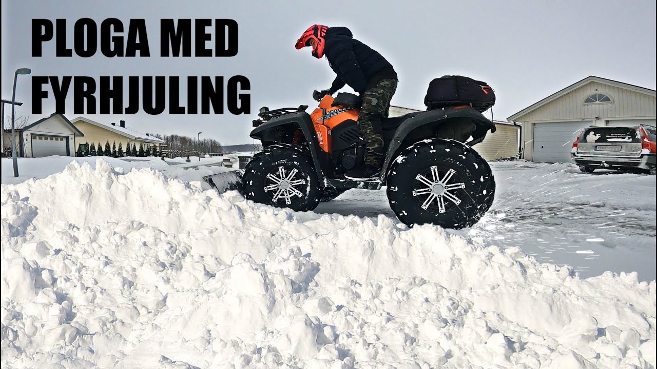 Plogar snö på hela gatan med min fyrhjuling - [VLOGG #354]