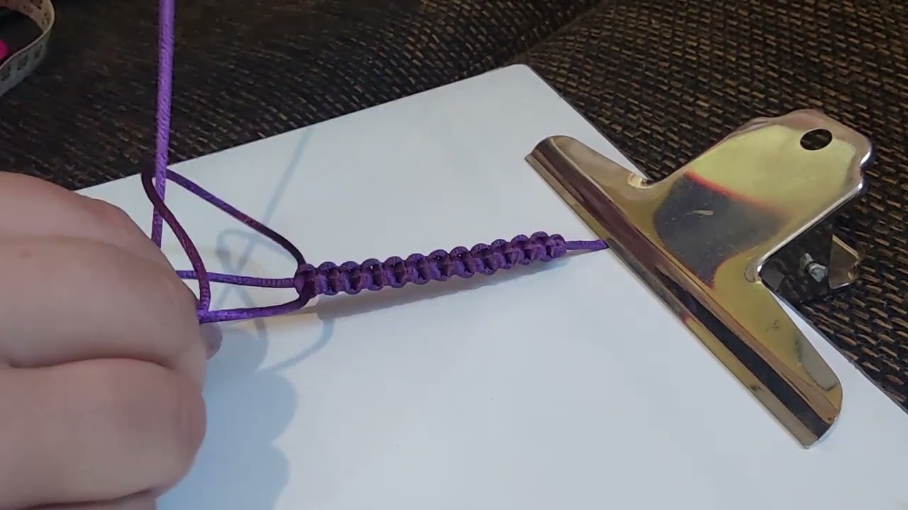 Pulsera nudo plano macrame con hilo cola de ratón.