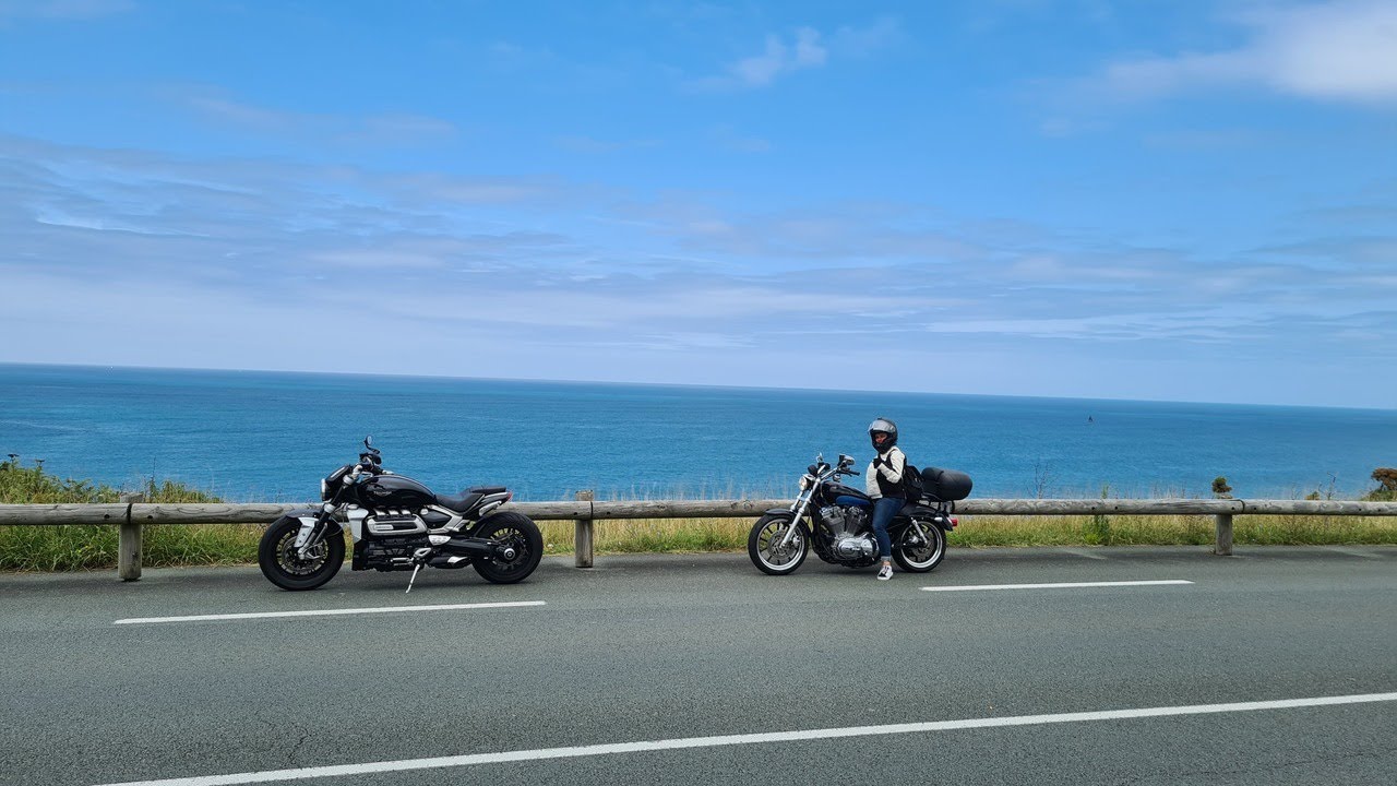 Une Harley et une Triumph au Pays Basque