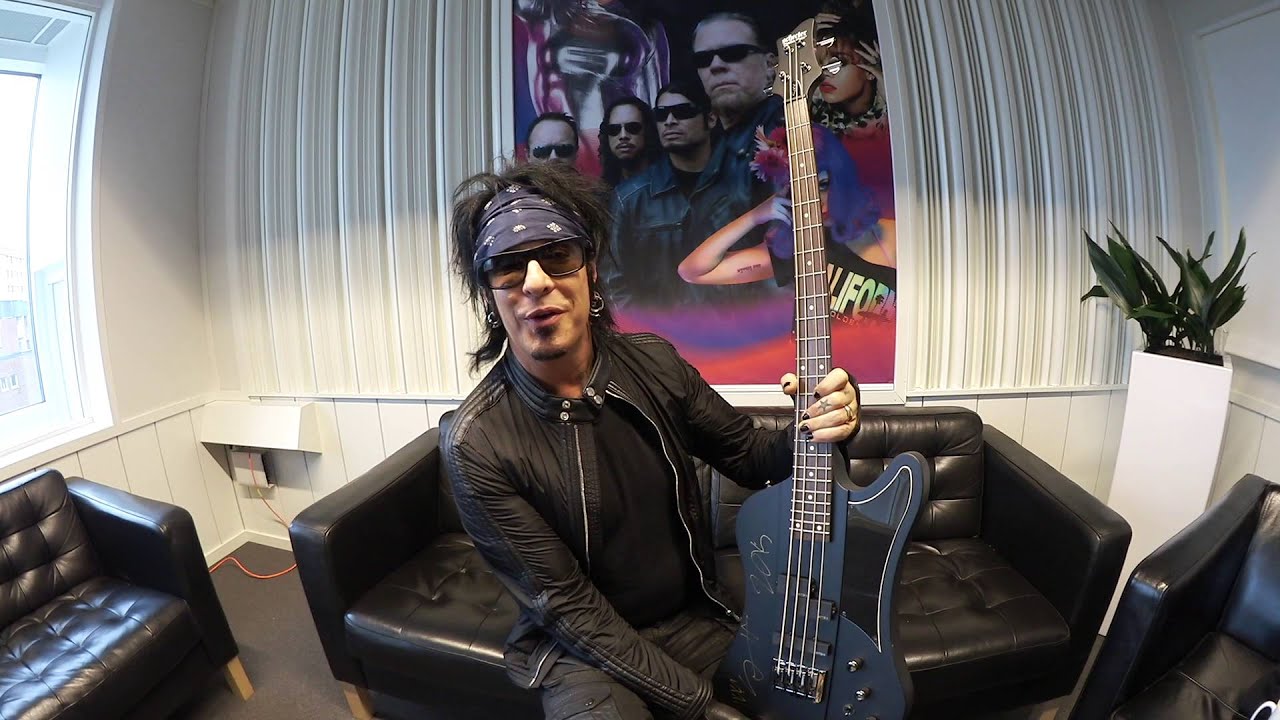 NIKKI SIXX signed bass for Musikhj&auml;lpen