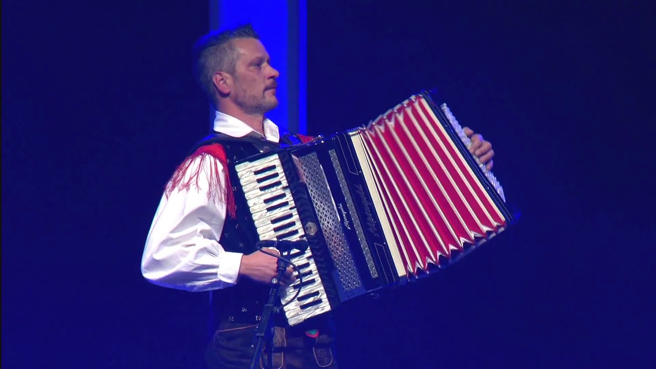 Ansambel Jug & Sandi Jug - Alpski polka (ZIMSKI VEČER Z ANSAMBLOM JUG 2017)