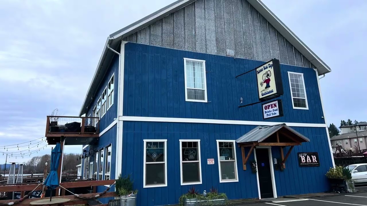 Goldendoodles visit Cathlamet in Wahkiakum County, WASHINGTON. - ”WAIT FOR IT!”