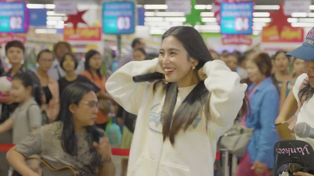 Po Po busking In Shopping Mall