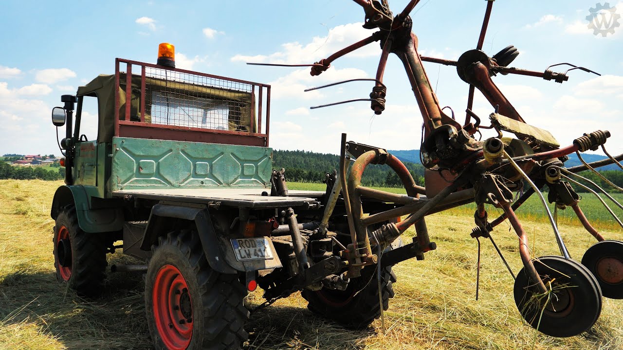 UNIMOG 411 und modifizierter Fahr KH4 beim Zetten von Heu