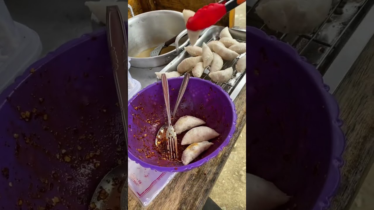 Jajan cireng isi ayam suwir harganya 1ribuan isinya banyak 