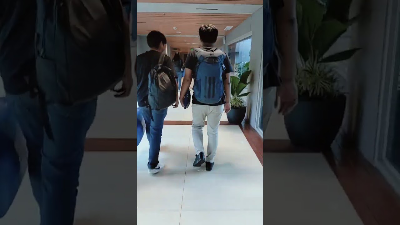 Keluar dari pesawat Soekarno Hatta 