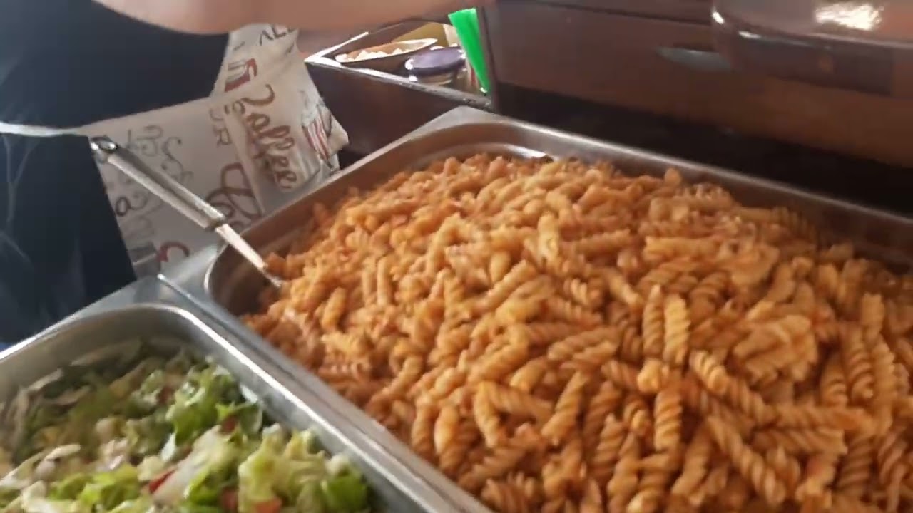 Enjoy the lunch on the boat 