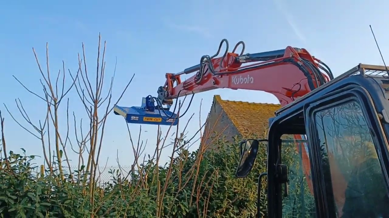 Gyro-broyeur pour mini-pelle et pelle ONE-TP, disponble de 1.5 à 12 tonnes, coupe de 6 à 10 cm.
