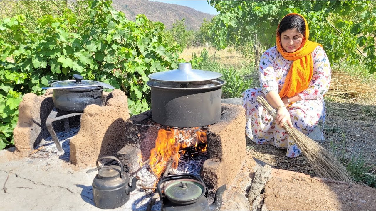 Beef cooked in a glass jar in the village of Iran | Baked plum bread village style