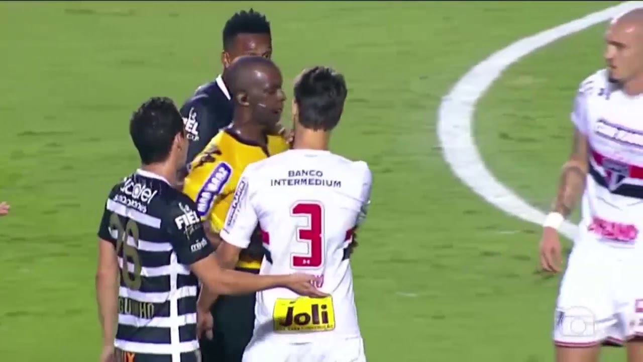 Honestidade de Rodrigo Caio, do S&atilde;o Paulo, serve de exemplo no futebol