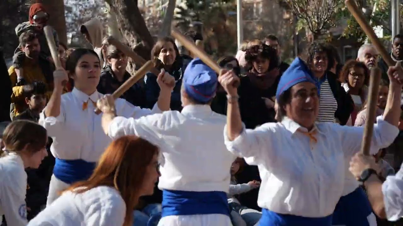 2025(26/01). ACTUACIÓ DELS BASTONERS DE BADALONA ALS JARDINETS L'ALGUER PER FESTA MAJOR  SANT ANTONI