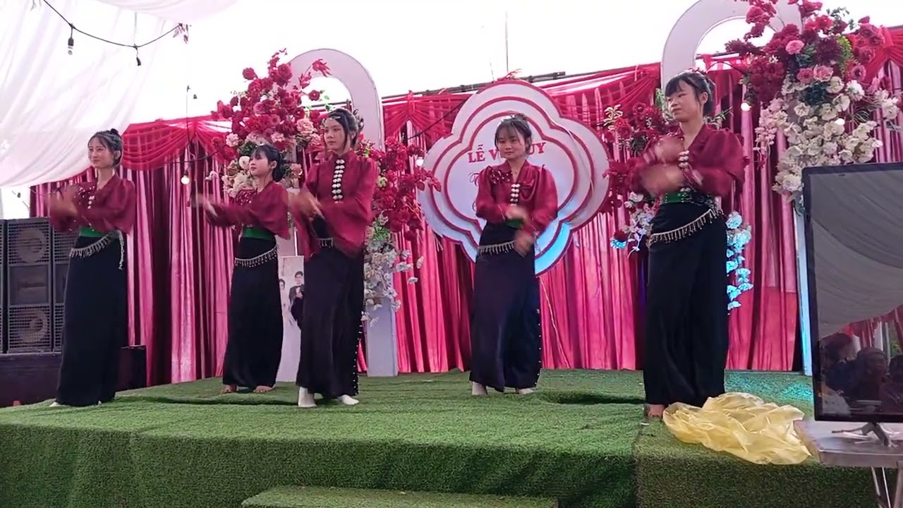 Tiếng khèn mùa hoa bạn đẹp nhất đến từ các cô gái thái 