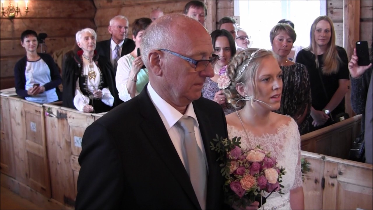 Kristin Vik - inngang til vigsle i Ålfoten kyrkje